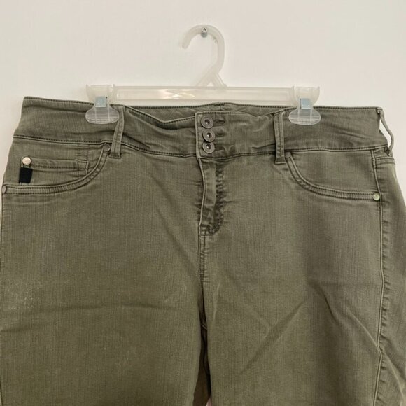 TORRID Plus Size Jegging Bermuda Shorts Olive Green 10.5" In Denim Jean Shorts - Picture 4 of 16